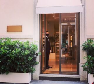 DOORMAN: Tra le principali mansioni svolte da questa figura professionale ricordiamo: prevenzione, sorveglianza e gestione antincendio. I nostri doorman prendono parte a sfilate, eventi, manifestazioni pubbliche e private. #milano#quadrilaterodellamoda#montenapoleonedistrict#diamondservice#security#fashion #luxurylifestyle #retail#accoglienza